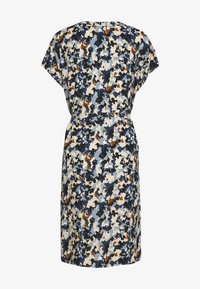 Blumenmuster-Kleid in Marineblau, Creme- und Rosttönen. Kurze Ärmel, lockere Passform und taillierter Schnitt. Weiches Material mit glatter Textur.