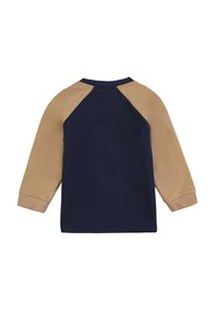 Camicia a maniche lunghe blu con maniche raglan color beige. Tessuto liscio, scollo a girocollo e polsini a costine. La vista posteriore mostra i dettagli delle cuciture sulle spalle.