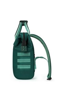 Grüner Stoffrucksack mit strukturierter Form, oberem Reißverschluss, verstellbarem Trageriemen und drei horizontalen Webbandakzenten auf der Vorderseite.