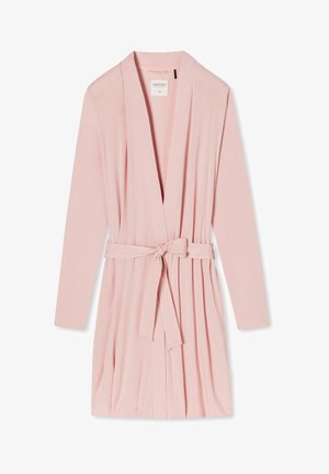 Vaaleanpunainen aamutakki, joka on valmistettu pehmeästä kankaasta. Tässä on pitkät hihat, vyötäröllä solmittava nauha ja laskostettu muotoilu. Tämä malli sisältää myös etiketin kaula-alueella.