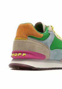 Sneaker con un design multicolore; presenta suede verde, marrone e grigio, suola rosa e accenti gialli. Sul retro è visibile il nome del marchio.