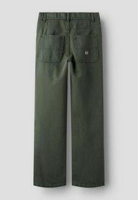Pantalons larges vert olive à taille haute avec deux poches arrière carrées, dont une portant une petite étiquette rectangulaire.