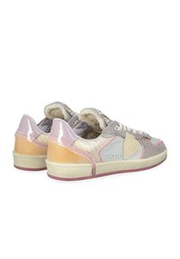 Zapatillas multicolor que combinan materiales de ante y cuero. El diseño incluye tonos pastel, una superficie texturizada y una suela de goma rosa.