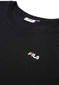 T-shirt nero a maniche corte realizzato in cotone. Presenta un collo rotondo, tessuto uniforme e un piccolo logo Fila rosso e bianco sul petto.