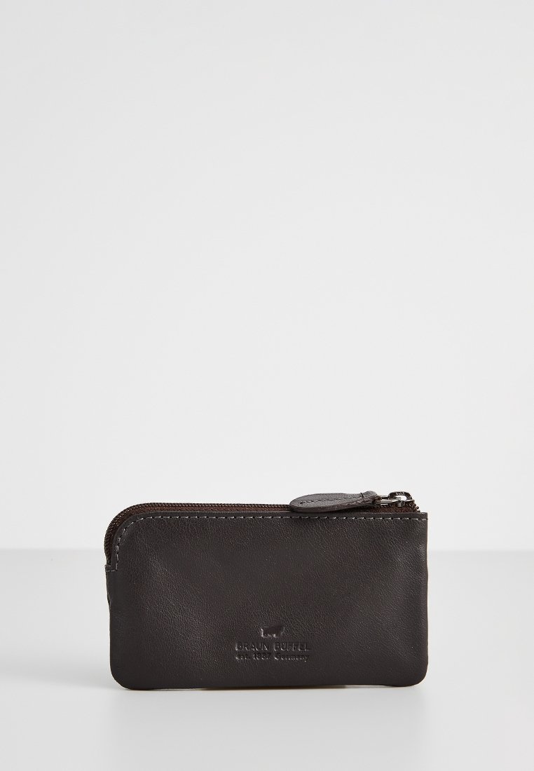 Dunkelbrauner Leder Geldbeutel mit glatter Textur, Reißverschluss und geprägtem Logo-Detail auf der Vorderseite. Kompakte, rechteckige Form.