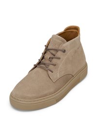 Beige Wildleder-Stiefeletten mit rundem Zehenbereich, flacher Gummisohle und dekorativer Naht. Verfügt über eine Schnürung und ein glattes Innenfutter.