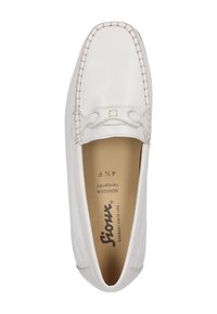 Mocassino bianco in pelle con accenti cuciti, punta arrotondata e texture liscia. Include dettagli di branding interni ed elementi di design sobri.