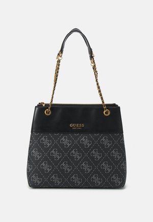 Sac Guess noir et gris avec des anses en chaîne dorée, moitié inférieure à motifs, et texte "Guess Est 1981" sur la partie supérieure lisse.