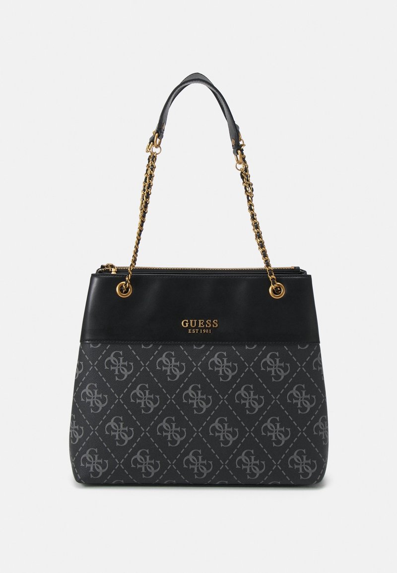 Sac Guess noir et gris avec des anses en chaîne dorée, moitié inférieure à motifs, et texte "Guess Est 1981" sur la partie supérieure lisse.