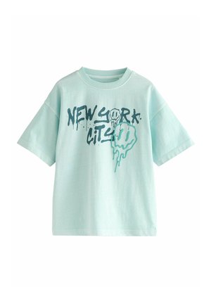 Menta zöld pamut póló rövid ujjal és kerek nyakkivágással. Sötétkék "NEW YORK CITY" grafika látható, csepegő mosolygós mintával.