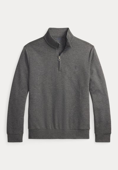 Γκρίζος φλις πόλυντερ με κολάρο που κλείνει με φερμουάρ έως το ένα τέταρτο, ριμπ μανσέτες και στρίφωμα. Έχει ένα μικρό κεντημένο λογότυπο στο στήθος. Μαλακή υφή.