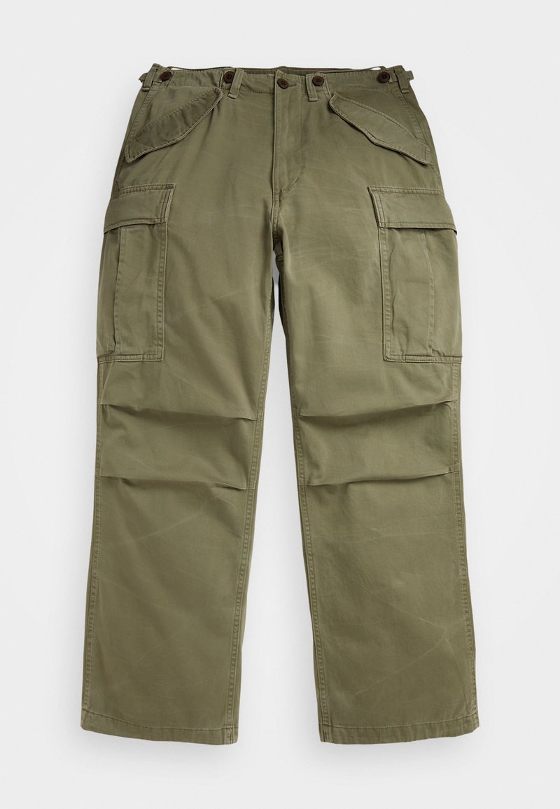 Pantalones cargo verde oliva hechos de una tela texturizada, con múltiples bolsillos frontales y laterales y costuras reforzadas en las uniones.