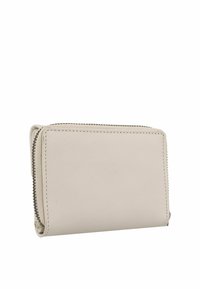 Cartera plegable de cuero suave beige con una textura lisa, que cuenta con cierre de cremallera y detalles mínimos de costura.