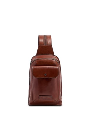 Borsa a tracolla in pelle marrone con tasca frontale con patta, chiusura con cerniera e tracolla regolabile, in posizione verticale su sfondo bianco.
