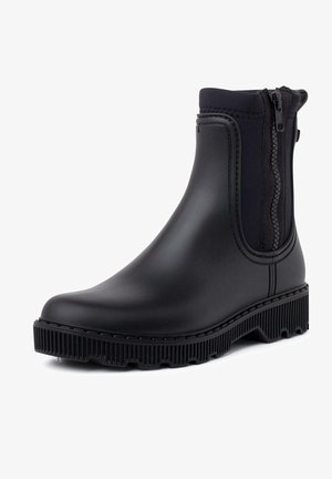 Czarne wodoodporne botki za kostkę wykonane z gumy, z elastycznymi panelami bocznymi, teksturowaną podeszwą i zamkiem błyskawicznym ułatwiającym zakładanie.