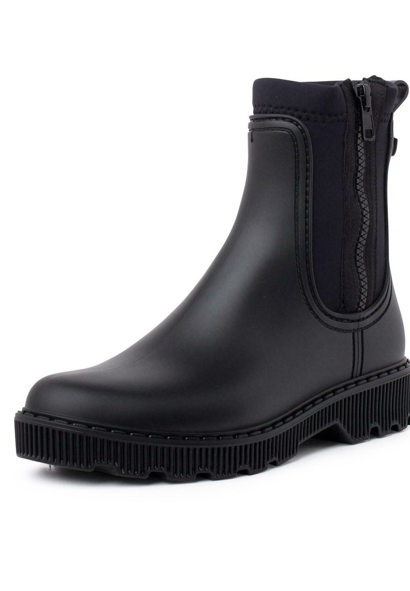 Botas de tobillo impermeables negras, hechas de goma, con paneles laterales elásticos, suela texturizada y cremallera para facilitar el uso.