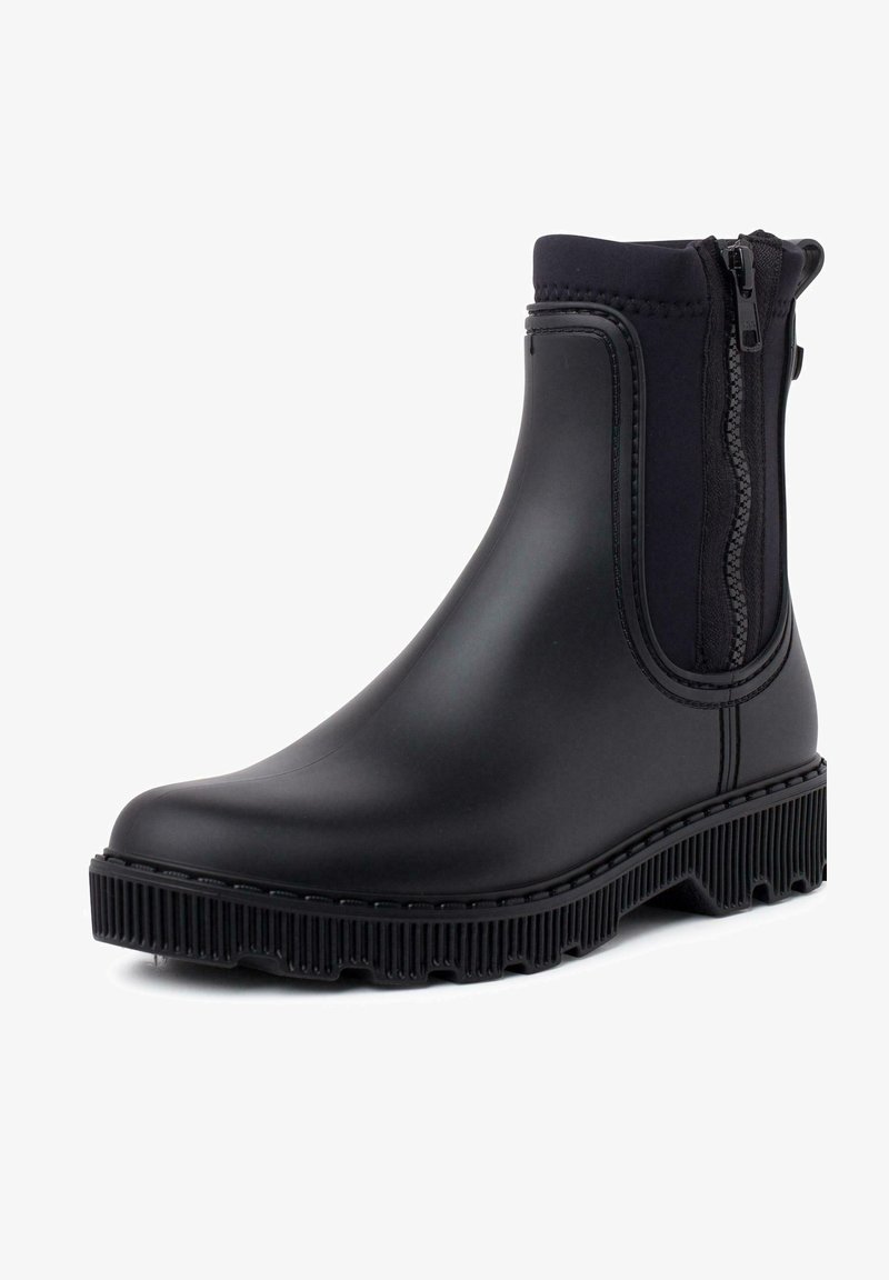 Botas de tobillo impermeables negras, hechas de goma, con paneles laterales elásticos, suela texturizada y cremallera para facilitar el uso.