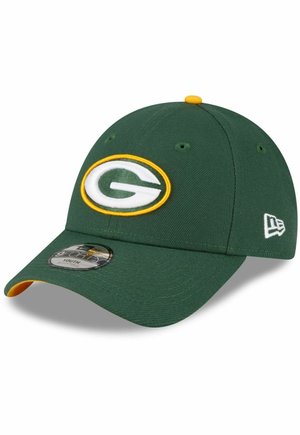 Cappello da baseball verde con un emblema bianco e oro "G" sul davanti, visiera curvata e accenti gialli sul bordo e sul bottone.