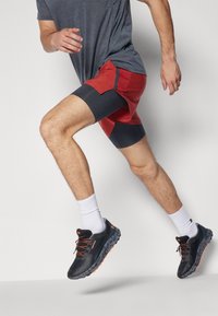 Under Armour LAUNCH - Lühikesed kaks-ühes jooksupüksid - earthen orange/black