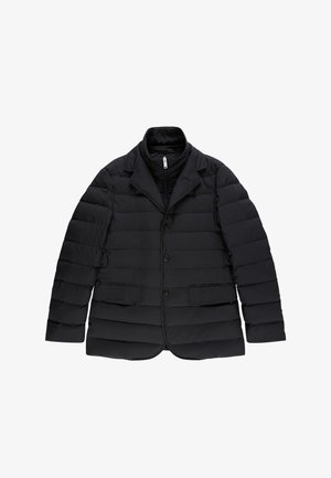 Schwarze gesteppte Steppjacke mit Blazerkragen, drei vorderen Knöpfen, verstecktem Innenreißverschluss und zwei Klappentaschen.