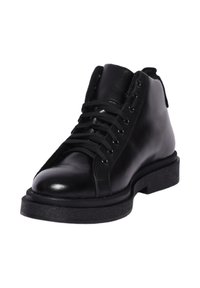 Stivaletti neri in pelle con punta rotonda, suola in gomma piatta e lacci a più occhielli. Finitura liscia con dettagli di cucitura sottili.