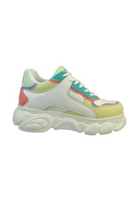 Zapatillas deportivas de gran tamaño en blanco con acentos en tonos pastel de verde menta, durazno y lavanda. Parte superior de piel suave, suela texturizada y lengüeta acolchada.