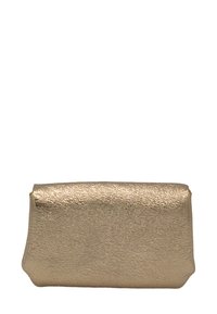 Petite pochette métallique dorée avec texture, de forme rectangulaire aux bords légèrement arrondis, sur fond blanc.