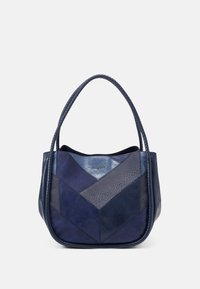 Marinblå läderväska med flätade handtag, med en geometrisk lapptäckedesign i varierande texturer och nyanser av blått.