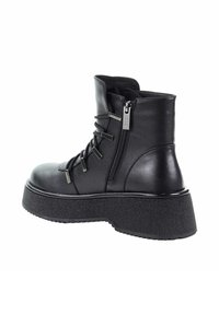 Czarne botki za kostkę z ekoskóry z grubą platformą, sznurowanym przodem i bocznym zamkiem błyskawicznym. Teksturowana podeszwa i eleganckie wykończenie.