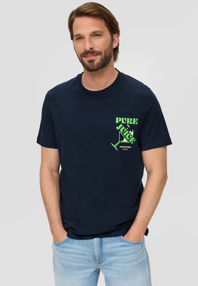 Navyblauwe katoenen T-shirt met groene grafische tekst "PURE JUICE" en een martini-glazen ontwerp op de linkerkant van de borst. Korte mouwen.