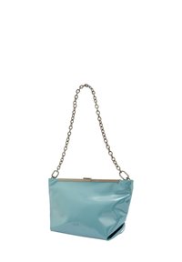 Tyrkysová kabelka vyrobená z lesklého materiálu, s řetízkovým popruhem a kovovým zapínáním, zakulaceného tvaru s hladkým povrchem.