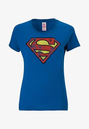 Blaues Baumwoll-T-Shirt mit einem großen, abgenutzten rot-gelben Superman-Logo auf der Vorderseite, mit Rundhalsausschnitt und kurzen Ärmeln.