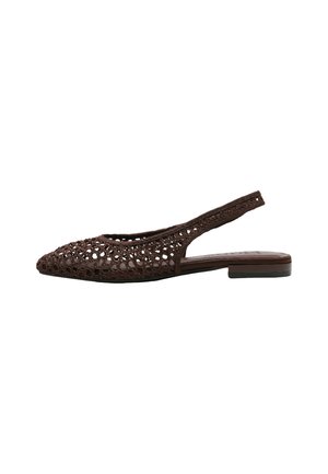 Chaussure plate slingback tissée marron foncé avec bout pointu et petit talon, présentant un design en maille ouverte sur la tige.