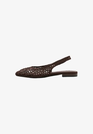 Chaussure plate slingback tissée marron foncé avec bout pointu et petit talon, présentant un design en maille ouverte sur la tige.