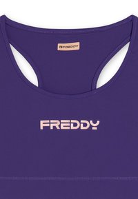 Canotta sportiva viola con scollo rotondo e design incrociato sul retro. Presenta il logo "FREDDY" di colore rosa chiaro e cuciture a contrasto.