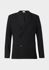 Blazer negro de doble botonadura con solapas con muesca, cuatro botones, mangas largas y dos bolsillos de parche en la parte delantera sobre un fondo liso.