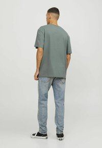 Jack & Jones JORVESTERBRO PICTURE CREW NECK - Apdrukāts T-krekls - laurel wreath