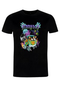 Schwarzes Baumwoll-T-Shirt mit buntem "Scooby-Doo"-Motiv, das die Figuren in einem Van zeigt, umgeben von Geistern und einem Spukschloss.