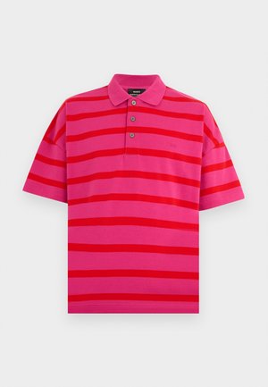 Pinkes und rotes gestreiftes Kurzarm-Poloshirt mit drei Knöpfen und Kragen, flach auf weißem Hintergrund dargestellt.