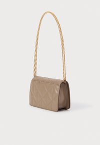 Bežs izšūts rokassomu ar zelta ķēdes siksnu. Taisnstūra forma, gluda tekstūra un izteikts dimanta raksts uz virsmas.