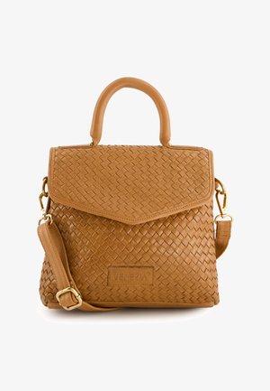 Torebka z tkanej skóry w kolorze tan, o strukturalnym designie, z okrągłym uchwytem na górze, odpinanym paskiem oraz klapą złożoną na sobie. Złote akcenty metalowe.