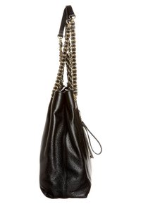 Černá taška z texturované kůže s dvojitými zlatými řetězovými popruhy a koženými ramenními opěrkami, zobrazená z boku na bílém pozadí.