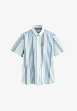 Kortekst knoopoverhemd met afwisselend lichtblauw en witte verticale strepen, een borstzak en een kraaghalsline.