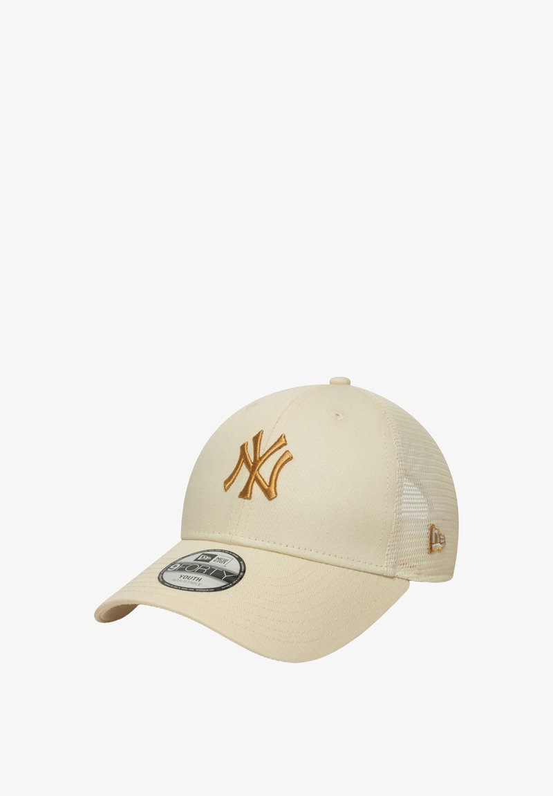 Beige Baseballkappe mit gebogenem Schirm, gesticktem goldenen "NY"-Logo und Netzrücken. Verfügt über eine strukturierte Krone und eine verstellbare Snap-Verschluss.