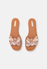 Ploché slide sandály s hnědým základem, se tkaným designem v metalické růžové zlaté a texturovanými světle růžovými akcenty.