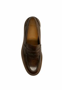 Bruine leren loafers met een gladde textuur, ronde neus en decoratieve stiksels. Heeft een licht verhoogde zool met een subtiel grippatroon.