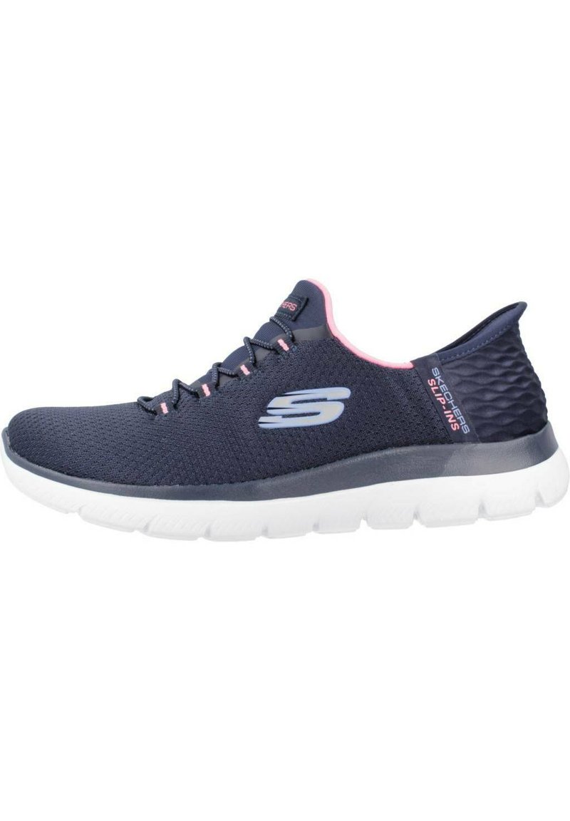 Scarpe da ginnastica blu navy con tomaia in rete traspirante, dettagli rosa e una suola bianca spessa con particolare texture sul tallone.