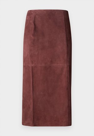 Ruskind pencilskirt i dyb bordeaux. Glat tekstur, høj talje, knælængde. Har enkle syninger og ingen synlige lukninger eller udsmykninger.