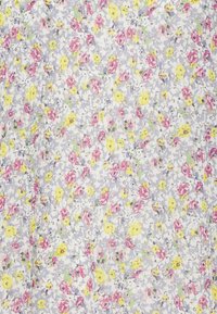 Tissu floral avec un fond gris clair, présentant de petites fleurs roses et jaunes dispersées. Texture douce et légère.