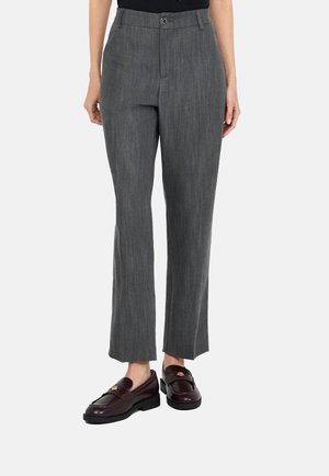 Pantaloni grigi a gamba dritta con tessuto texturizzato, chiusura frontale con bottone e passanti per cintura, abbinati a mocassini scuri.